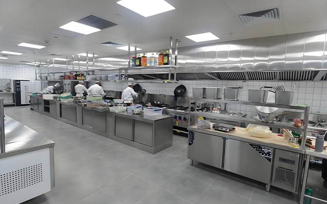 商用洗碗機的清潔效果與操作便利性解析